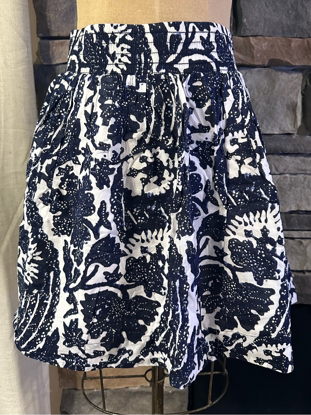 Banana Republic Navy and White Floral Circle Skirt- XS